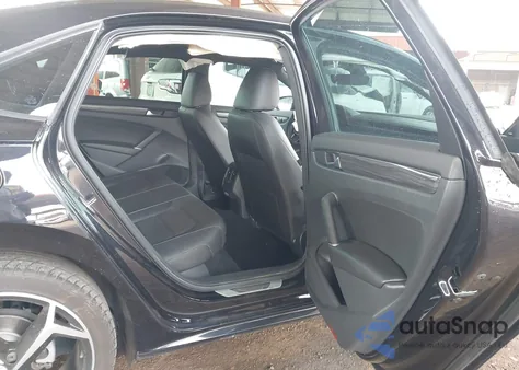 2021 Volkswagen Passat 2.0T R-Line z USA, uszkodzony, nr VIN 1VWMA7A30MC014188